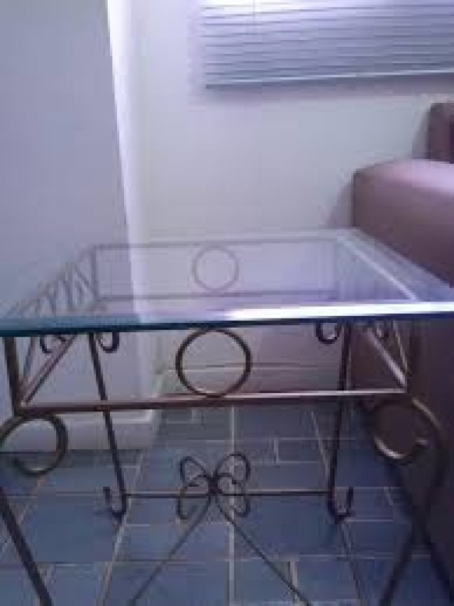 Mesa de canto ferro e vidro