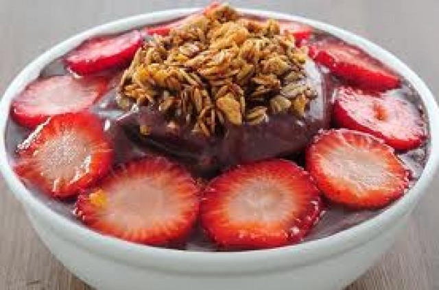 Sugestão de consumo: Granola com uvas passas, castanhas e amêndoas com açaí