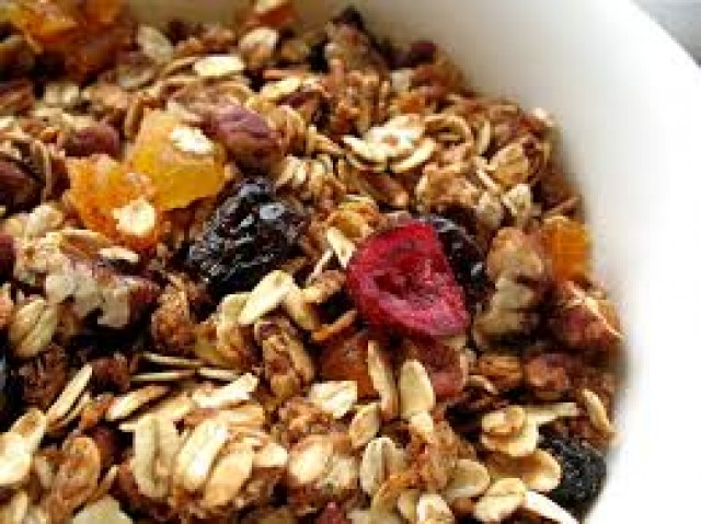 Granola com uvas passas, castanhas e amêndoas