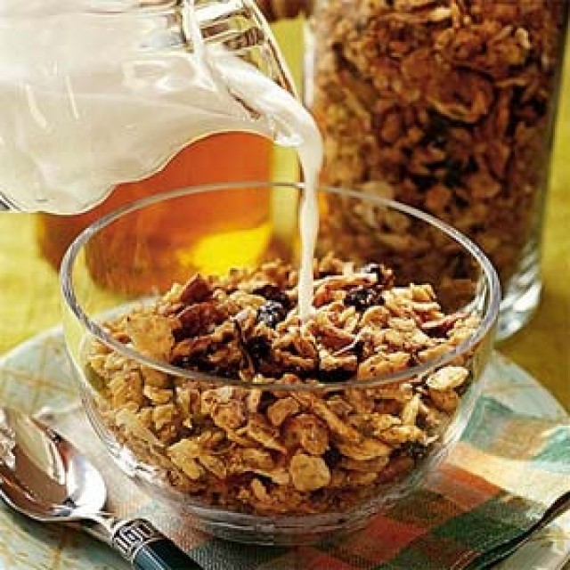 Sugestão de consumo: Granola com uvas passas, castanhas e amêndoas com leite e mel