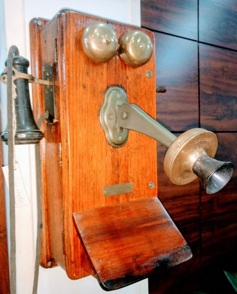 antiguidade-telefone-antigo-de-parede-em-madeira