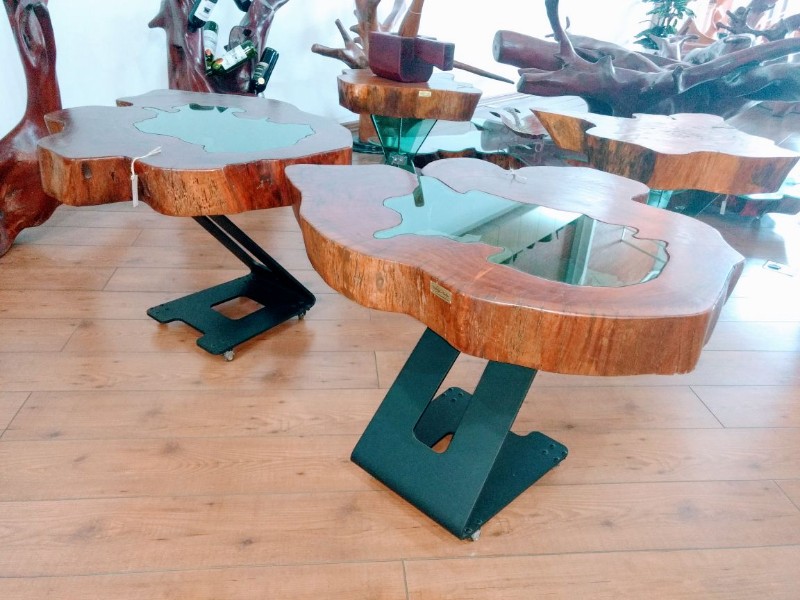 mesa-feita-com-bolacha-de-madeira-e-vidro