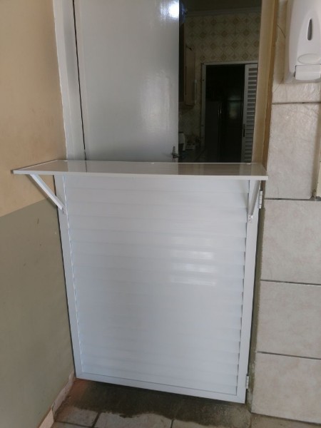 porta-balcao-aluminio-sob-medida