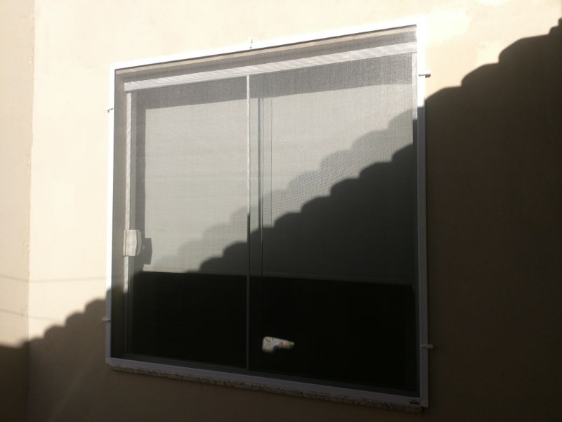 janela-de-aluminio-de-correr-com-tela-mosquiteiro-sob-medida