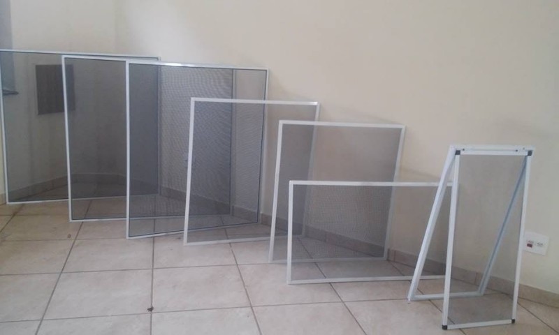 moldura-de-aluminio-com-tela-mosquiteira-sob-medida
