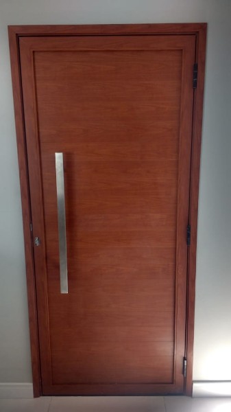 porta-pivotante-de-aluminio-cor-madeira-