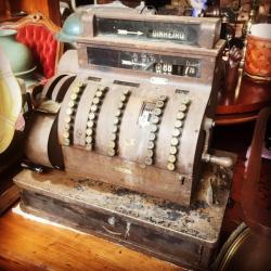 Máquina registradora antiga funcionado