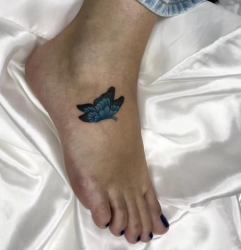 Tatuagem feminina borboleta delicada