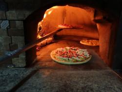 Pizza no forno a lenha.