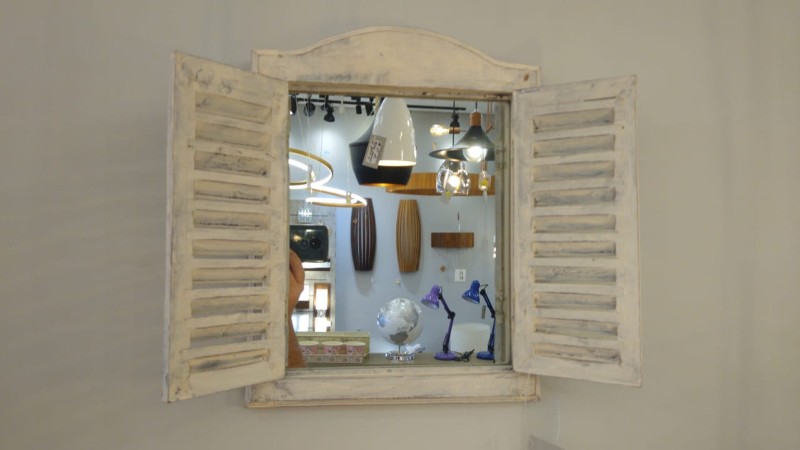 espelho-janela-com-moldura-em-madeira-