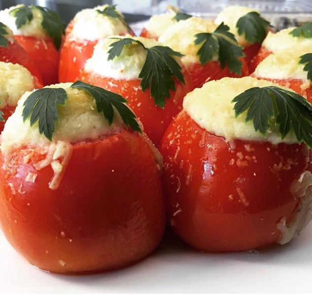 tomate recheado com creme de gorgonzola