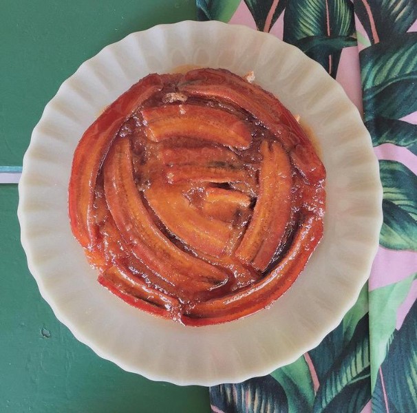 bolo-de-banana-caramelizada-com-calda-vegano