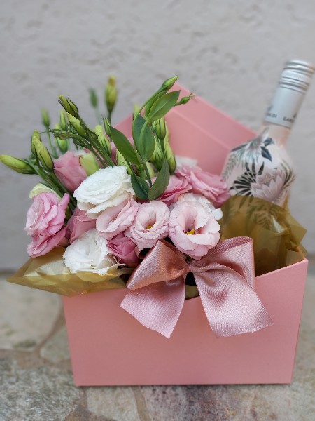 caixa-envelope-com-flores-e-espumante