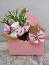 CESTA  COM  FLORES E BOMBONS