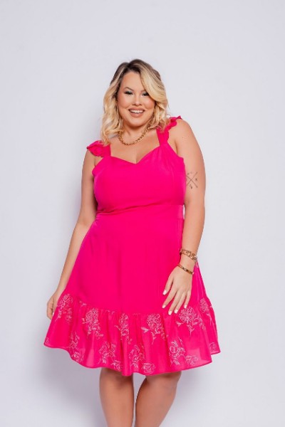 verao-vestido-curto-alça-larga-com-babado-com-detalhe-de-guipir-na-barra
