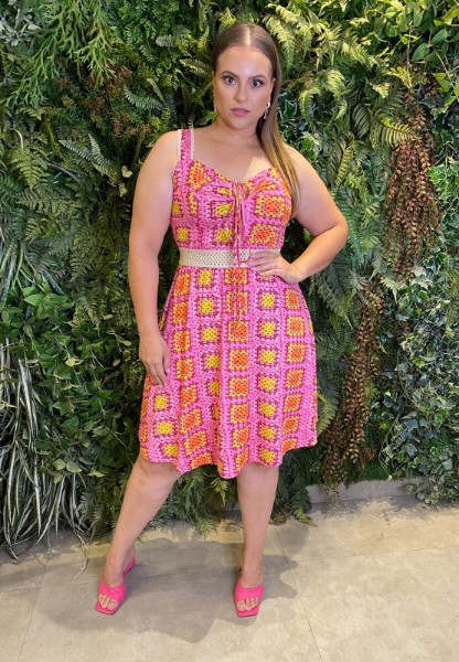 verao-vestido-curto-regata-estampa-de-croche-com-detalhe-de-croche-na-alça-e-cintura-evase