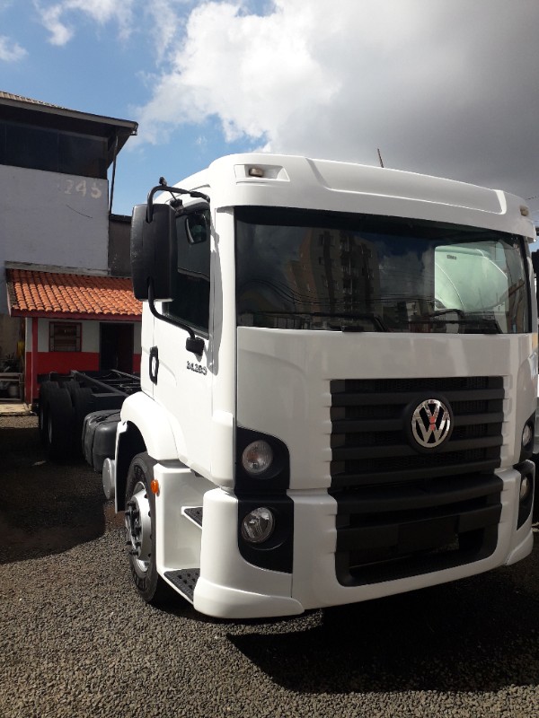vw-24280-ano-2013-6x2-chassi-