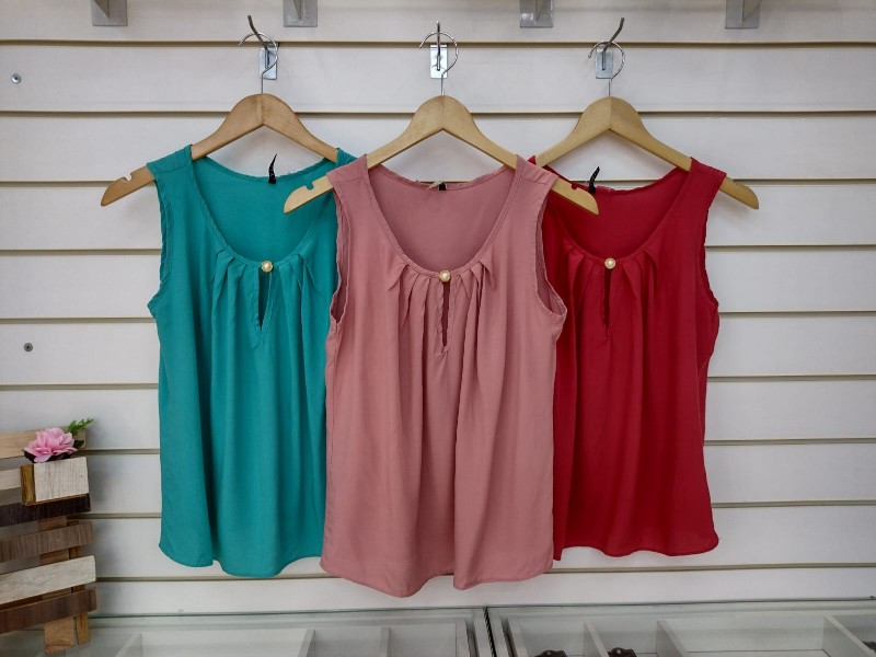 verao-blusa-regata-viscose-com-pregas-busto-e-perola-na-gola