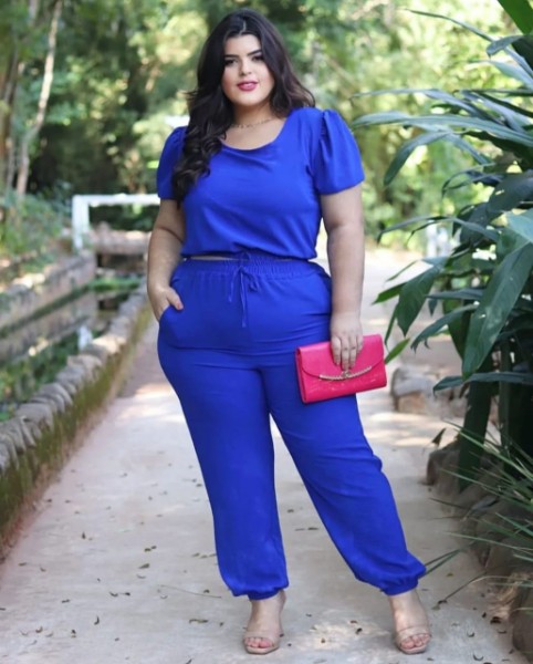 plus-size-conjunto-crepe-cropped-manga-bufante-com-calça-jogger-com-detalhe-de-amarração-cos-e bolso