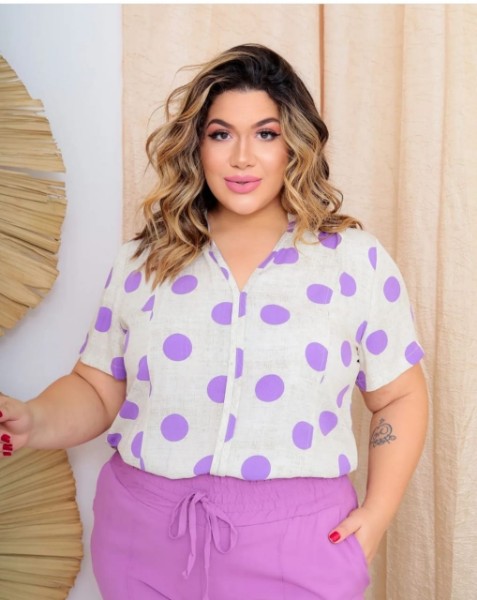 plus-size-blusa-crepe-manga-curta-estampa-de-póa-com-decote-em-v-com-lapela