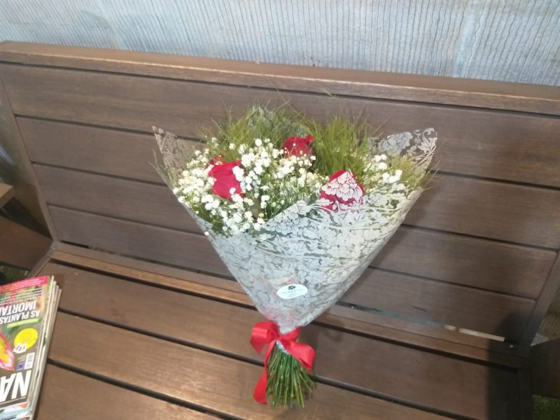 buque-de-rosas-vermelhas-saltinho-charqueada-rio-das-pedras