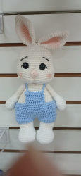 Amigurumi de Crochê Coelho Branco com Jardineira 