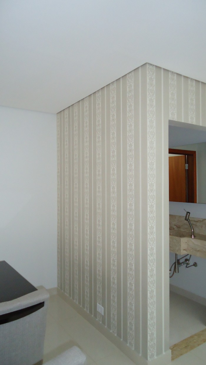Papel de Parede Listrado com arabesco