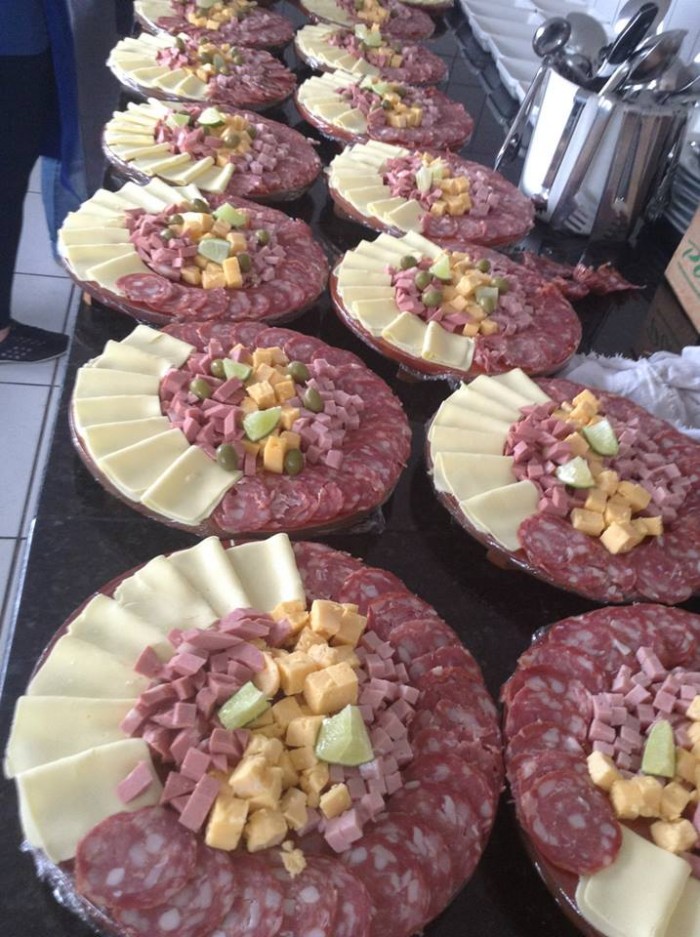 Mesa de frios para casamento e festa infantil