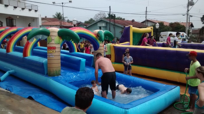 Brinquedo inflável com agua