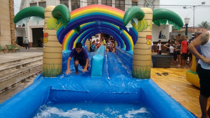 Escorregador com piscina para festa infantiil