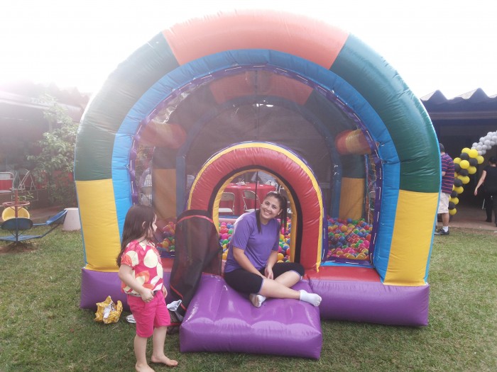 Pula pula com bolinhas para festa infantil