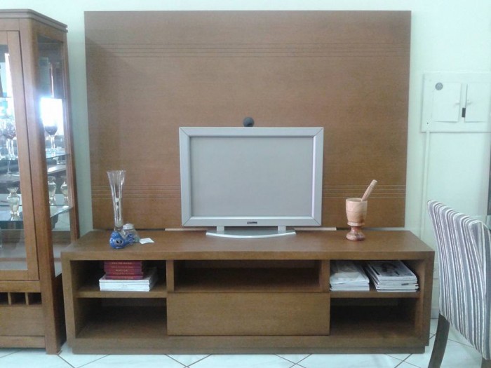 Rack de TV com painel em madeira