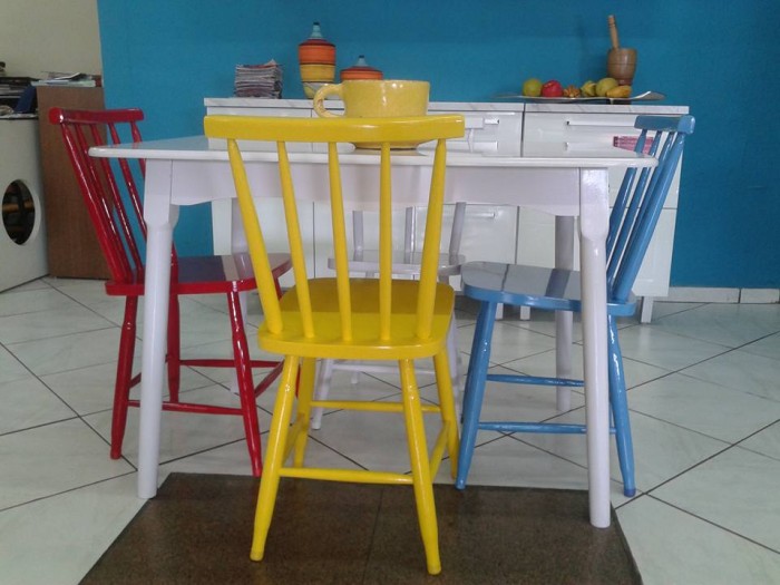 Mesa de Jantar madeira com 4 cadeiras coloridas