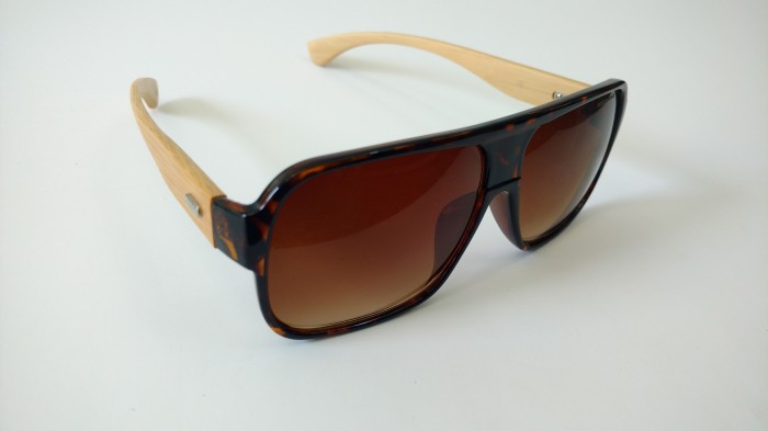 Óculos de sol em madeira