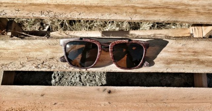 Óculos de sol em madeira