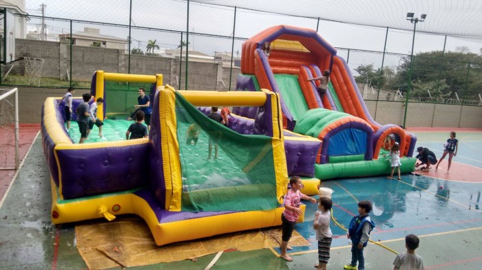 BRINQUEDOS INFLÁVEIS PARA BRINCAR COM AGUA