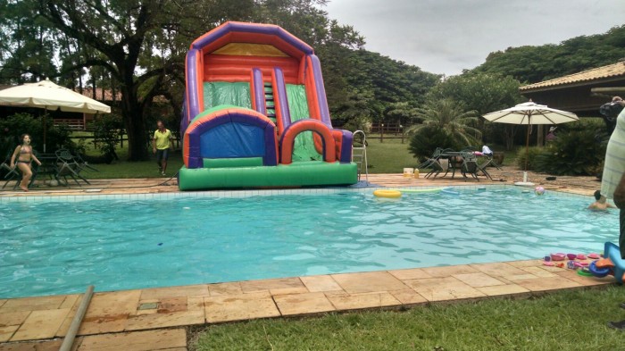 TOBOGÃ COM PISCINA