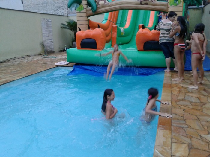 TOBOGÃ COM PISCINA