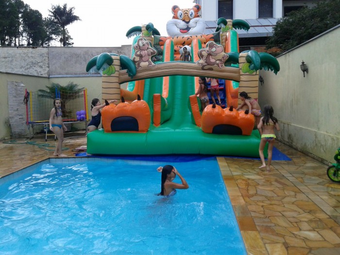 TOBOGÃ COM PISCINA