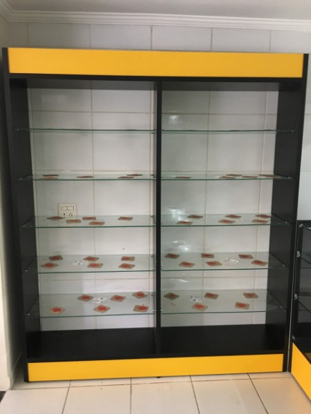 armário vitrine