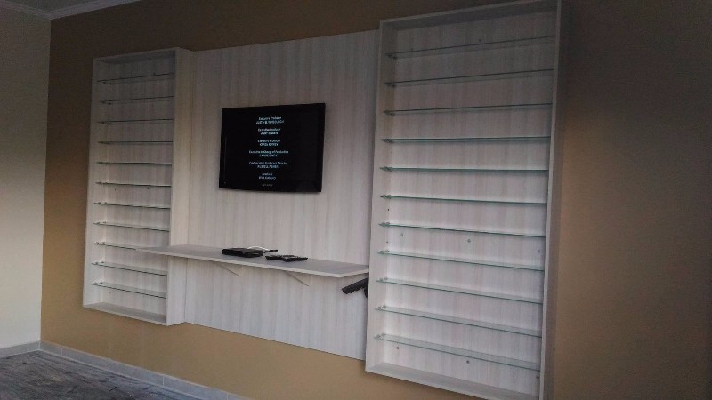 painel para TV com prateleiras de vidro