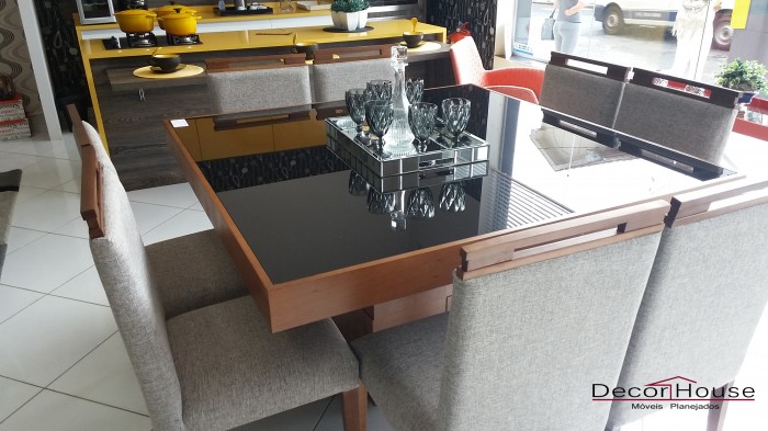 mesa de vidro com base de madeira e tampo de vidro + cadeiras de luxo