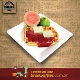 Waffles de queijo com Goiabada