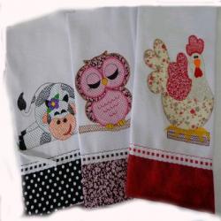 Guardanapos de tecido decorado com barrado e crochê