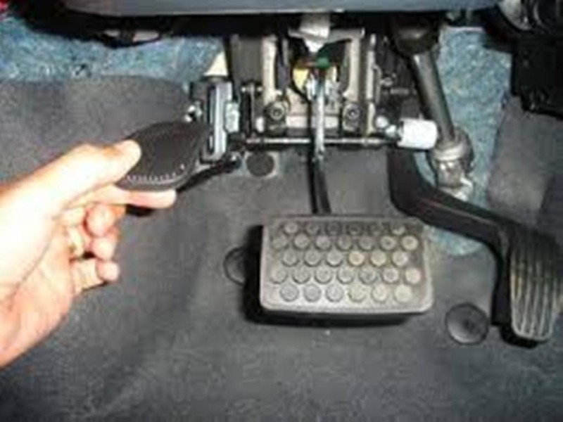 adaptacao-de-pedal-para-deficiente-acelerador-lado-esquerdo-