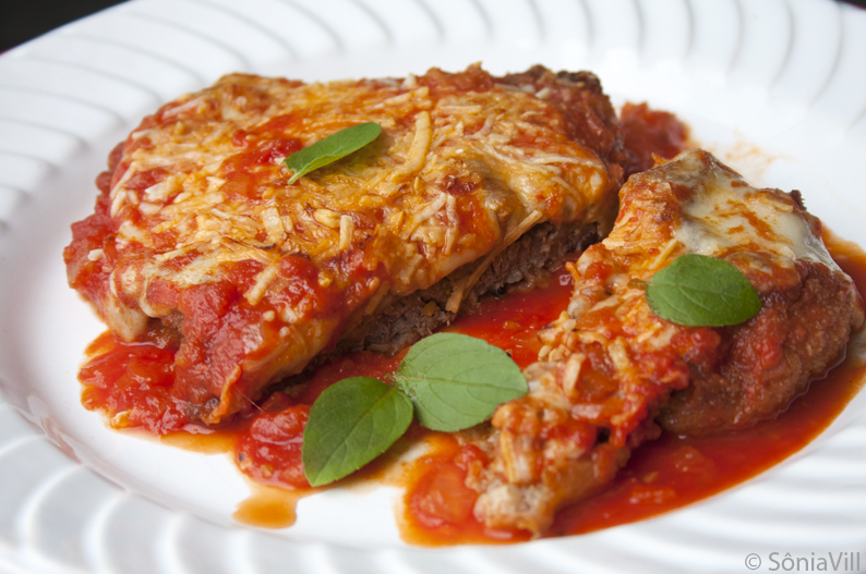 FILÉ DE FRANGO A PARMEGIANA