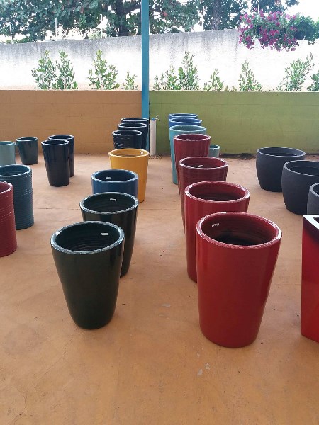 vasos-e-cachepos-de-ceramica-coloridos-vitrificados-