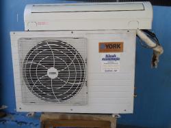 Condicionador de Ar York 12.000btus de R$ 999,90 por R$ 900,00